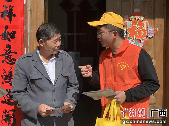 永福线路车间团支部组织青年志愿者到广福乡开展路外安全宣传教育。阳慧  摄