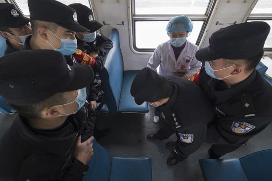 7医生现场指导乘警如何进行海姆立克急救方法。