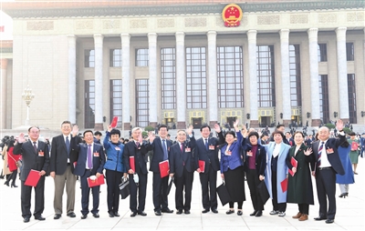 十三届全国人大四次会议昨日闭幕，天津代表团代表信心满怀走出人民大会堂。  记者 杜建雄 摄