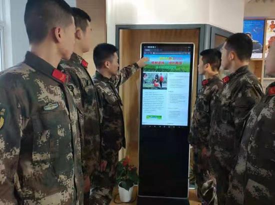 战士们学习绿色知识  阮江涛 摄
