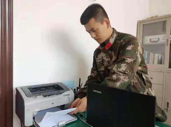 战士双面使用纸张  阮江涛 摄