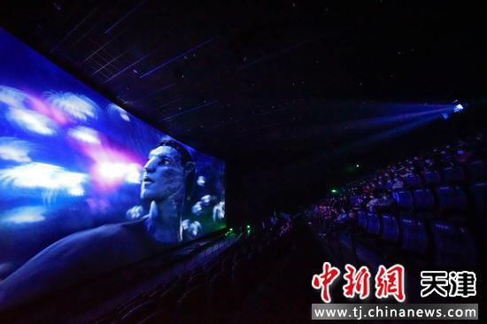 3月14，观众在天津万象城影院观看IMAX 3D《阿凡达》。截至13日,《阿凡达》重新登上全球影史单片票房冠军宝座。
中新社记者 佟郁 摄