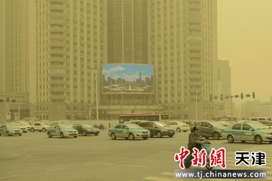 3月15日，市民在沙尘天气中出行。当日，天津气象部门相继发布了大雾黄色预警和沙尘暴黄色预警。
中新社记者 佟郁摄