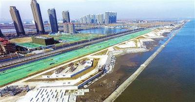 东疆东部沿海岸线基础设施环境提升生态修复工程已初展新姿。工程通过修复蓝色海湾，助力海岸线“颜值”不断提升，预计今年5月完工对外开放。 记者 张磊 摄
