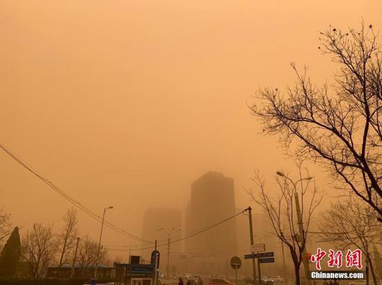  3月15日，北京迎沙尘降温天气，空气能见度减弱。 中新网记者 翟璐 摄