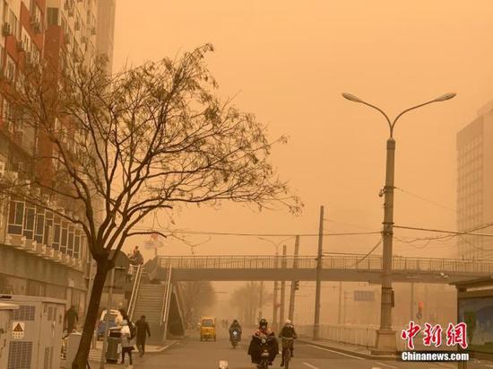  3月15日，北京迎沙尘降温天气，空气能见度减弱。 中新网记者 翟璐 摄