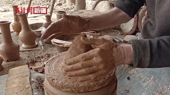 新疆阿克蘇一老人與泥巴打交道半個多世紀