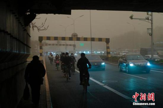  3月15日，北京遭遇沙尘天气。北京市气象台当日7时25分升级发布沙尘暴黄色预警信号。 中新社记者 盛佳鹏 摄