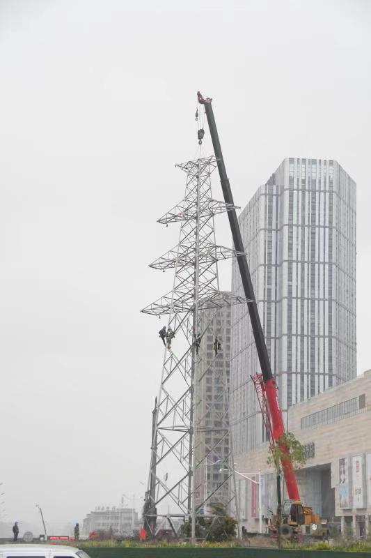 工作人员正在拆除高压铁塔。浙高建公司供图