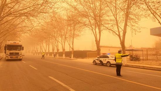 新疆且末县现大风沙尘天气 辖区内道路能见度不足百米