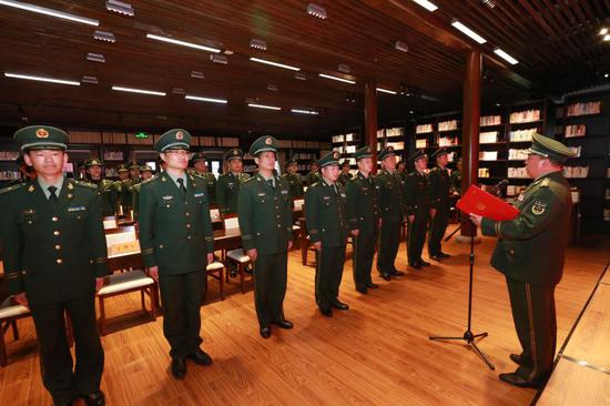武警杭州支队官兵过“政治生日”。武警杭州支队 供图
