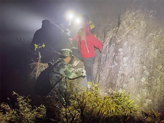 搜救人员在山上搜救失联人员。淳安县公安局 供图