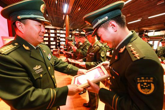 武警杭州支队官兵过“政治生日”。武警杭州支队 供图