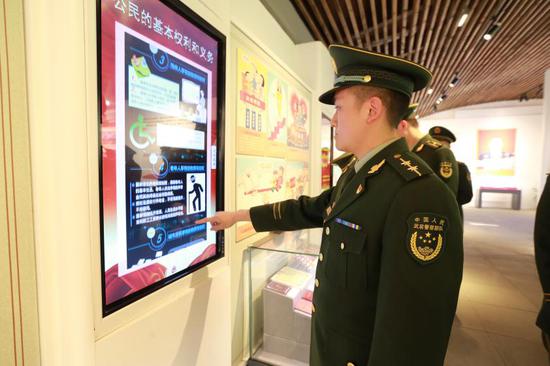 官兵通过触控屏学习宪法。武警杭州支队 供图
