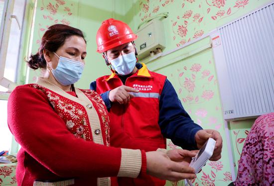 3月13日，国网喀什供电公司党员服务队走访电热炕用户。王康 摄