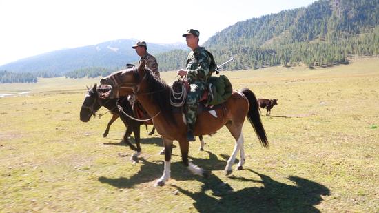 王光伟和胡勇军在中蒙边境一线巡逻。