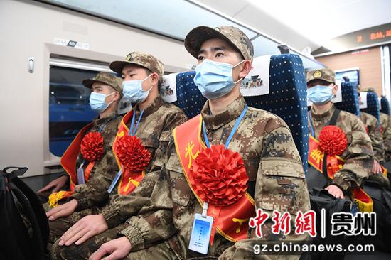 3月16日，来自贵州省贵阳市南明区的20名新兵登上动车组列车，奔赴军营。