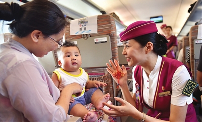 京津城际开通运营首发列车长徐颖亲切地为重点旅客提供服务。 摄影 通讯员 杨宝森