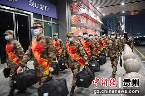 3月16日，来自贵州省贵阳市南明区的20名新兵列队进行贵阳北站,准备奔赴军营。