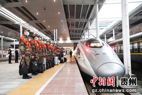 3月16日，来自贵州省贵阳市南明区的20名新兵排队登上动车组列车，准备奔赴军营。