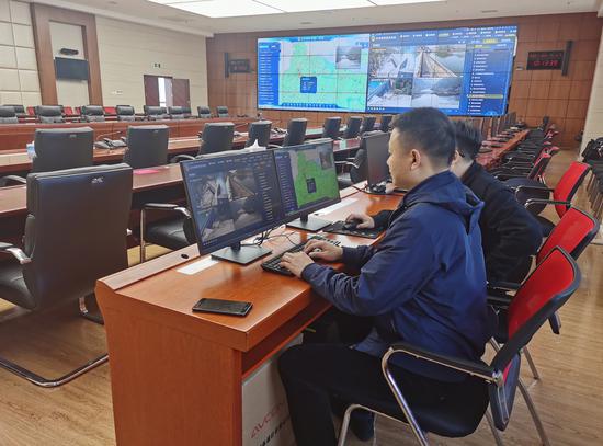 三门县应急管理局值班人员操作应急指挥信息系统  章海英 摄