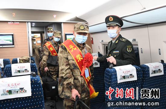 3月16日，来自贵州省贵阳市南明区的20名新兵登上动车组列车，准备奔赴军营。
