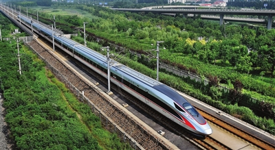 复兴号中国标准动车组行驶在京津城际铁道线上。 摄影 通讯员 杨宝森