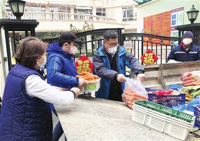 李豪（左二）为养老院送水果蔬菜。 资料图片