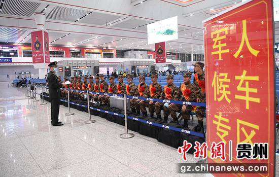 3月16日，在贵阳北站军人候车专区，来自贵州省贵阳市南明区的20名新兵正在候车。