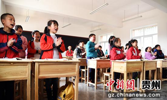 2012年3月15日，贵州省毕节市黔西县铁石小学的孩子们兴高采烈地使用新课桌上课。 熊军万 摄