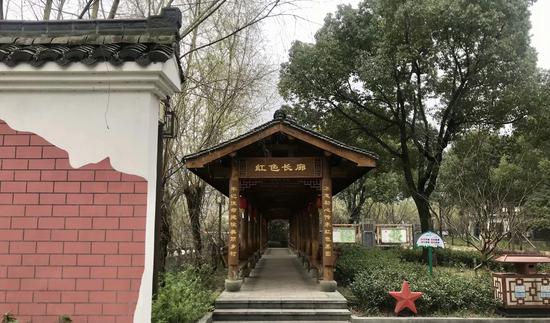 红色长廊。李典 摄