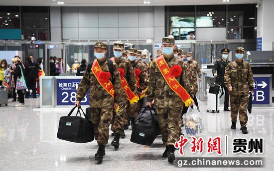 3月16日，来自贵州省贵阳市南明区的20名新兵列队进入贵阳北站军人候车专区候车。