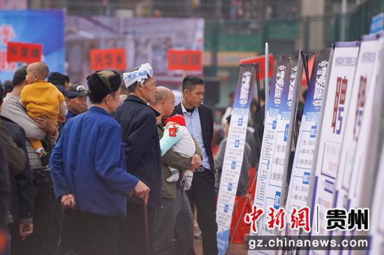 3月17日，求职者在贵州省榕江县2021年春风行动暨东西部劳务协作招聘会上寻找合适工作岗位