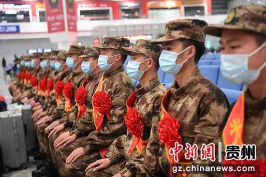 3月16日，来自贵州省贵阳市南明区的20名新兵正在贵阳北站军人候车专区集结，准备奔赴军营。