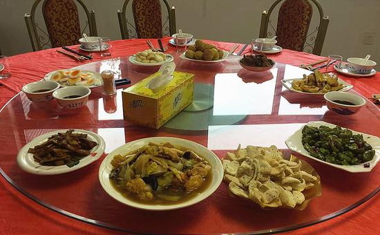 农家乐内的特色菜。李典 摄