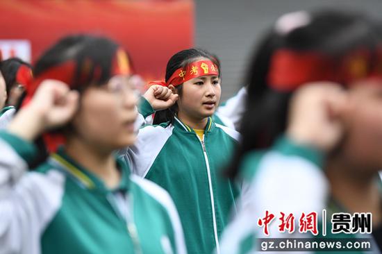 3月18日，贵阳市南明区第一实验中学初三年级学生在中考百日冲刺誓师大会现场宣誓。
