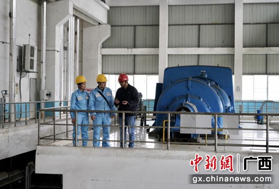 3月11日，南方电网广西柳州供电局客户经理到柳州鑫能生物发电公司了解发电情况。马聪 摄