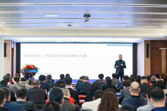 朱民作《投资未来：中国经济的长潮和大浪》主旨演讲。财通证券 供图