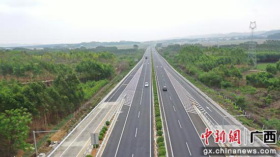路面改造工程完成后恢复双向通行的兴六高速。广西粤海高速 供图