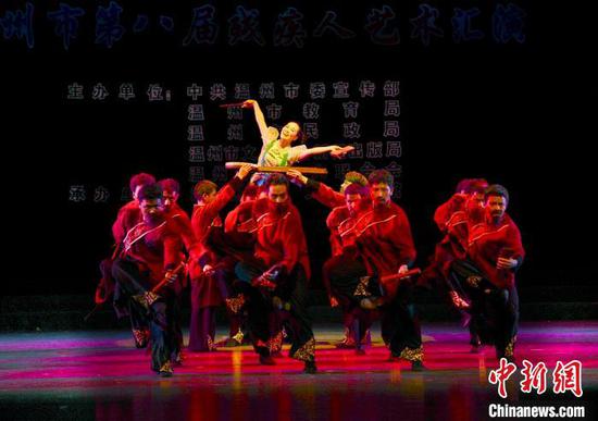 鹿城区心灵馨残疾人艺术团舞蹈表演。林少洁供图