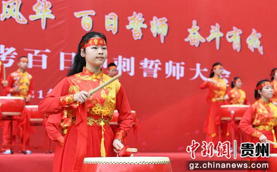 3月18日，在贵阳市南明区第一实验中学2021届中考百日冲刺誓师大会现场，初三学生正在进行旗鼓表演。