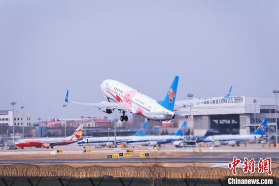 南航“河南老家号”飞机从新郑国际机场起飞（资料图）　陈波　摄