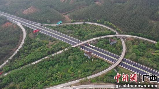 路面改造工程完成后恢复双向通行的兴业至六景高速航拍图。广西粤海高速 供图