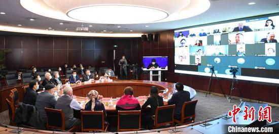近20名在哈萨克斯坦的新疆籍侨胞、留学生与在中国新疆的侨眷通过网络视频连线“云相聚”。　王臻　摄