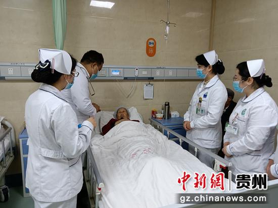 思南县人民医院医生在查房询问病人近况