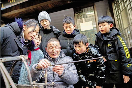 张汉良教授学生使用杆秤。林逸凡 摄