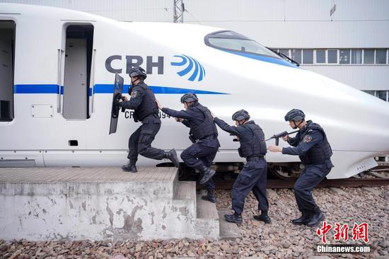 上海鐵路特警開展高鐵列車抓捕實戰化演練