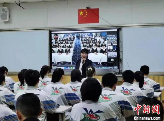 图为贵州省遵义市第五中学和上海市卢湾高级中学进行“云连线”，两地学生同上一堂思政课。　庞璇　摄