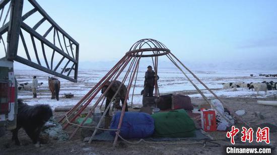 新疆和静县额勒再特乌鲁乡古尔温图勒尕村的牧民根琴那拉开始忙着进行春季转场前的准备工作。　李宗义 摄