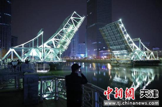 3月19日凌晨，天津解放桥进行了全面检修后的首次开启调试工作。此次调试，桥体以最大角度进行开启，来检验各项功能 的完善及安全。
中新社记者 佟郁 摄